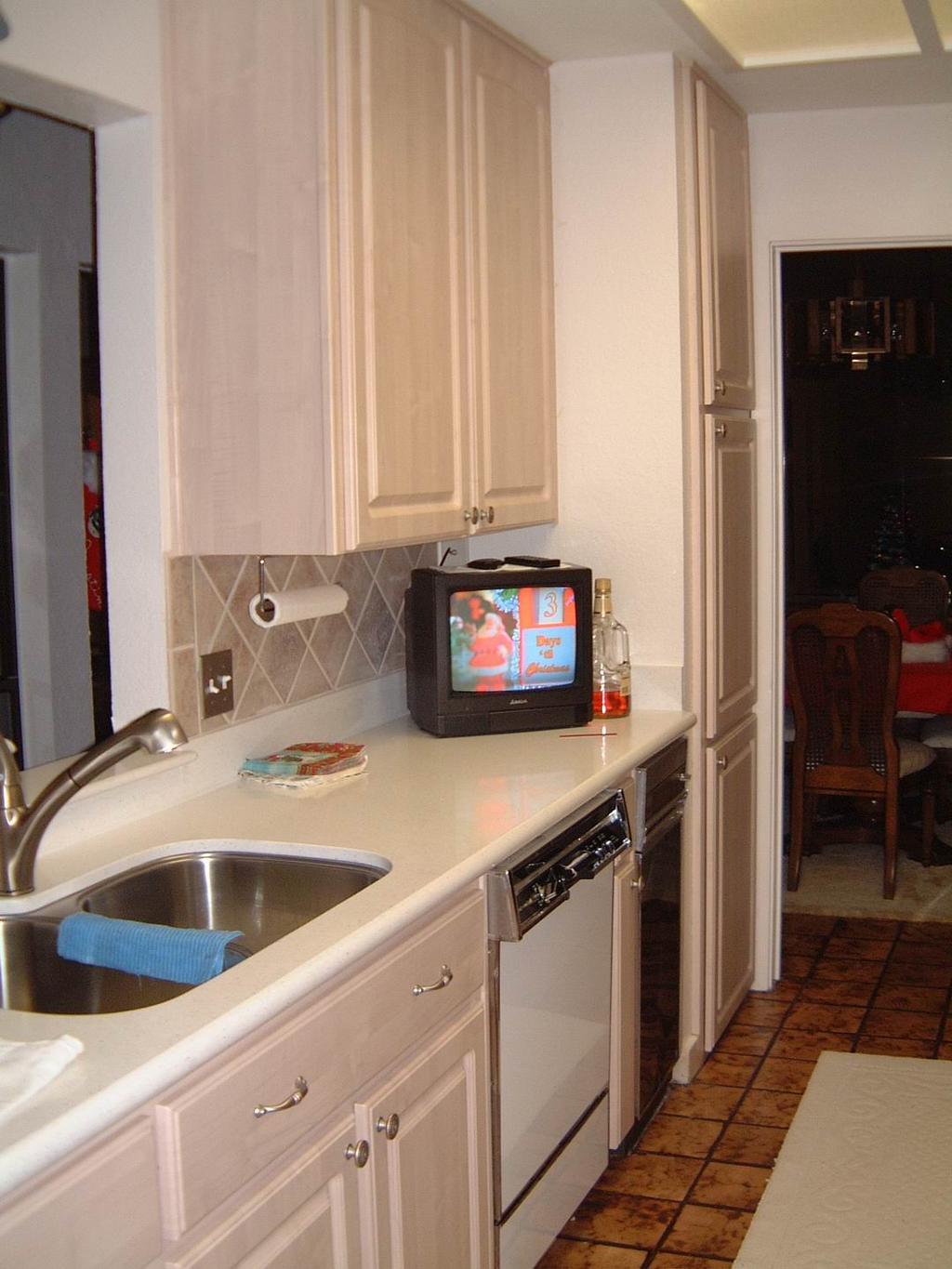 2003/12(Dec)/01-Pre Christmas Fun/1024x768_2003-12-20-09-New-Kitchen.JPG